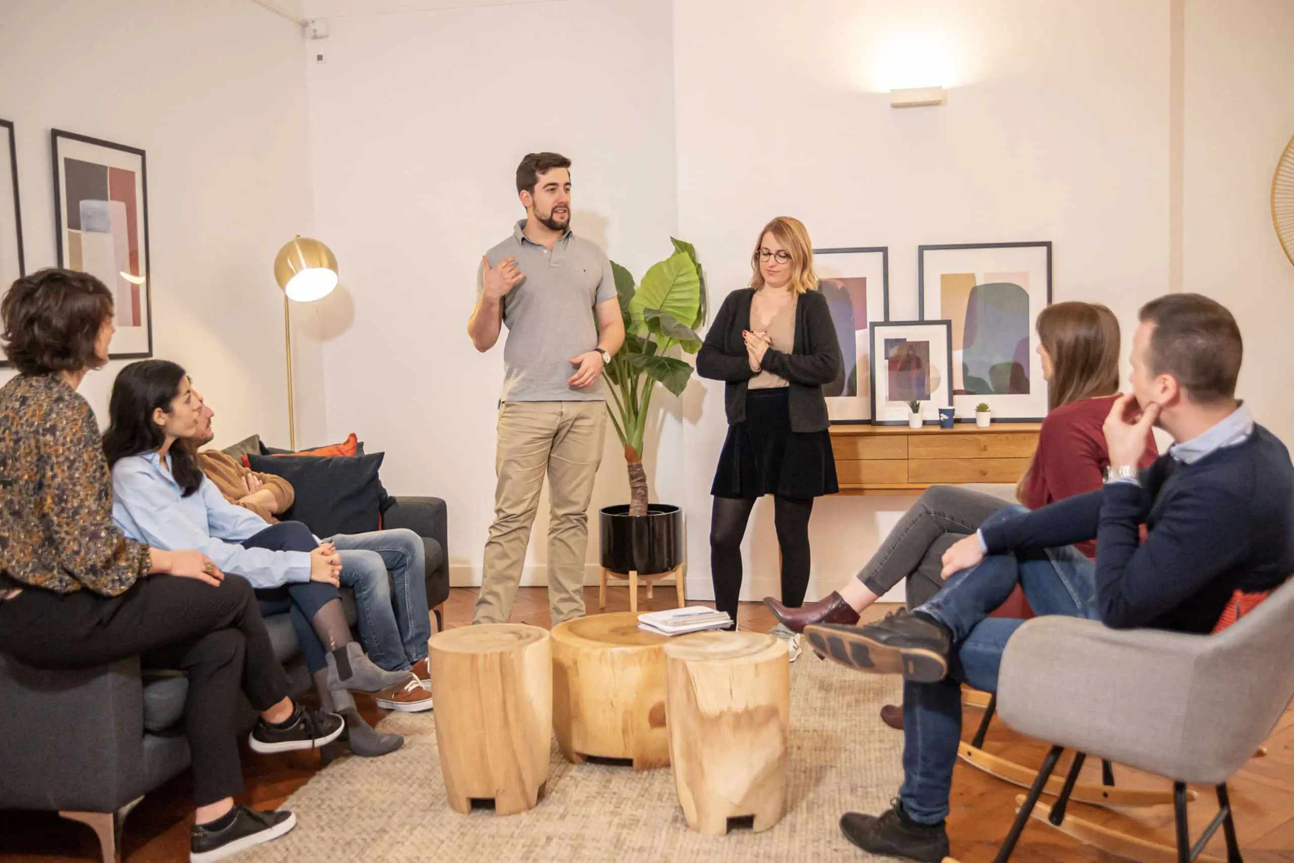 14-oia15 Participant présentant un exercice devant le groupe pendant la formation Com’ un atout